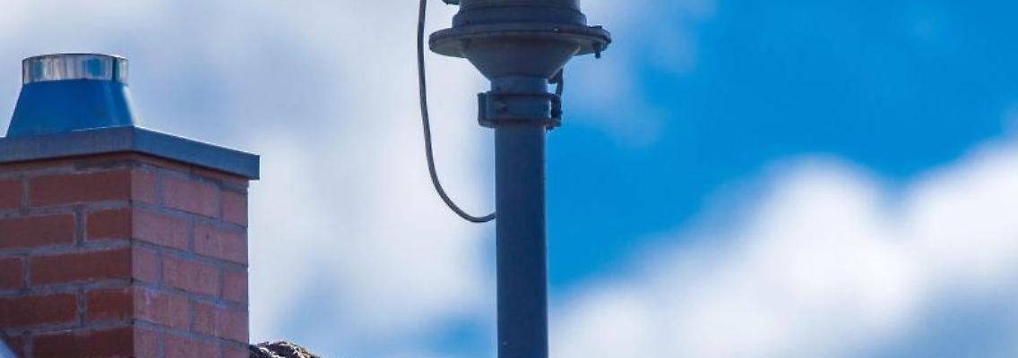 Eine Alarmsirene steht auf einem Hausdach. Foto: Jens Büttner/dpa-Zentralbild/dpa/Symbolbild