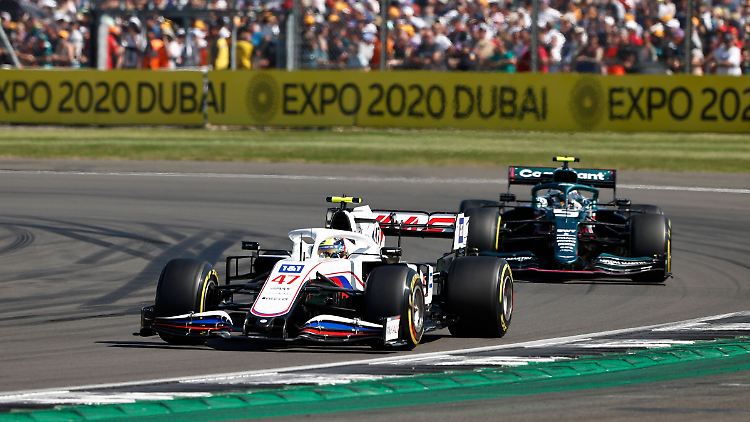 Nach seinem Dreher fiel Vettel zu Rennbeginn sogar hinter Mick Schumacher im unterlegenen Haas zurück.