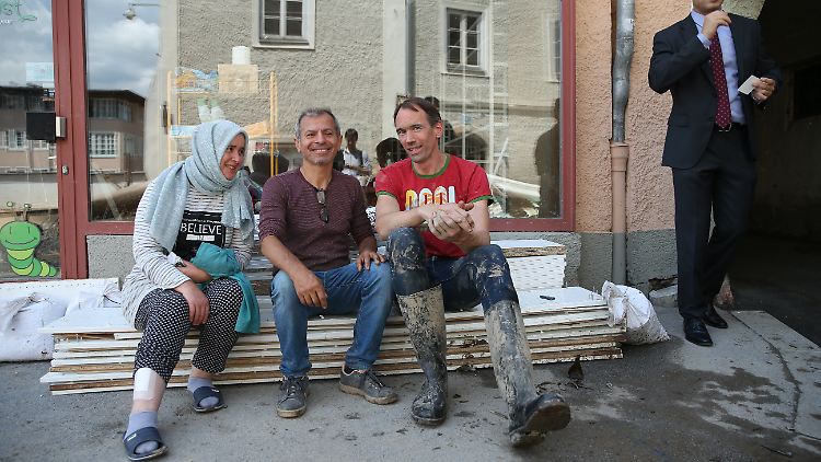 Das Ehepaar Karaaslan mit ihrem Nachbarn und Retter Alexander Eisenmann in ihrer Heimatstadt Hallein in Österreich.