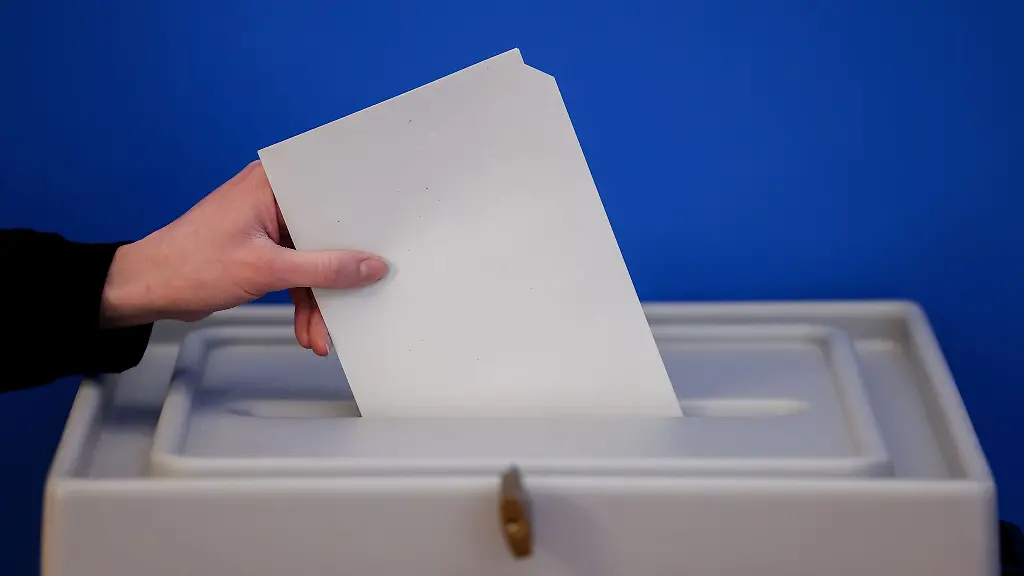 Wahlhelfer-und-Wahlhelferinnen-muessen-nicht-nur-Stimmzettel-auszaehlen-sondern-auch-tagsueber-Aufgaben-uebernehmen