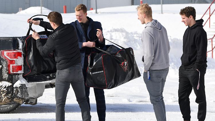 Luke Prokop (2.v.l.) steht bei den Nashville Predators unter Vertrag.