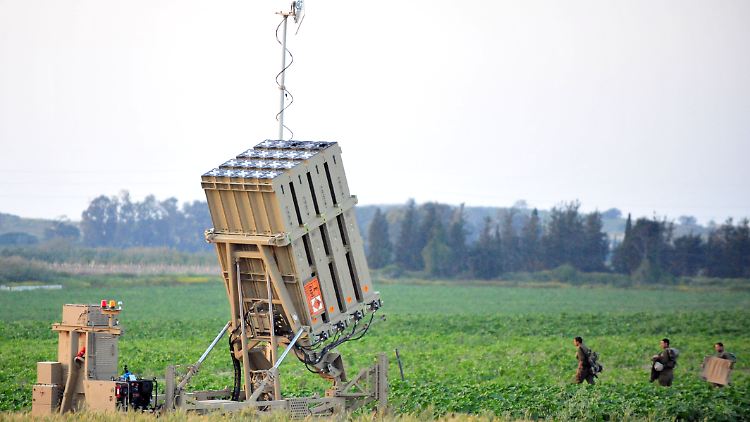 Israels Verteidigungssystem "Iron Dome" soll eine der beiden Raketen abgefangen haben. Die waren zuvor aus dem Libanon abgefeuert worden.