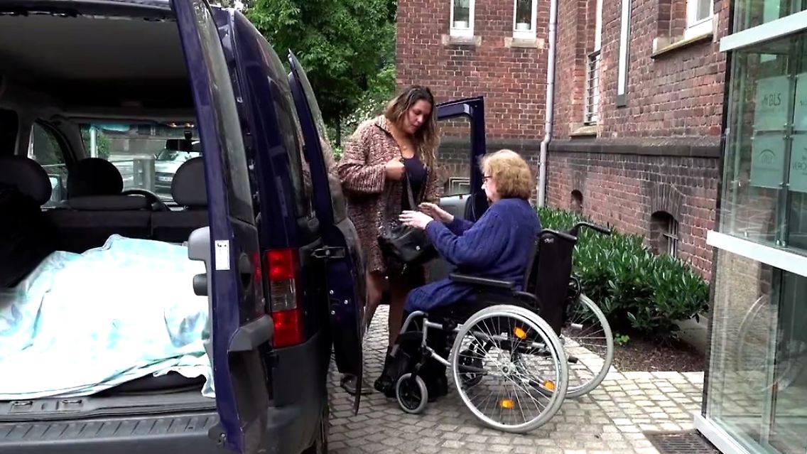 Flut-Opfer_leben_im_Auto.JPG