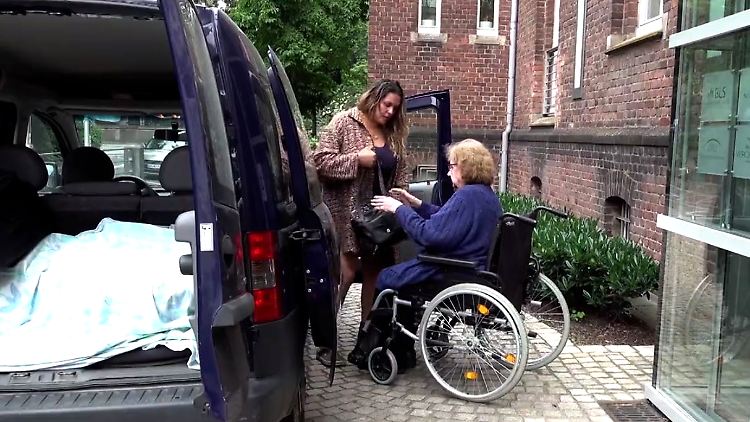 Flut-Opfer_leben_im_Auto.JPG