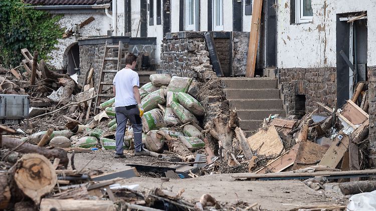 Nach Unwetter und Überschwemmungen fängt das große Aufräumen an. Wer eine Elementarschadenversicherung abgeschlossen hat, kann auf finanzielle Unterstützung hoffen.
