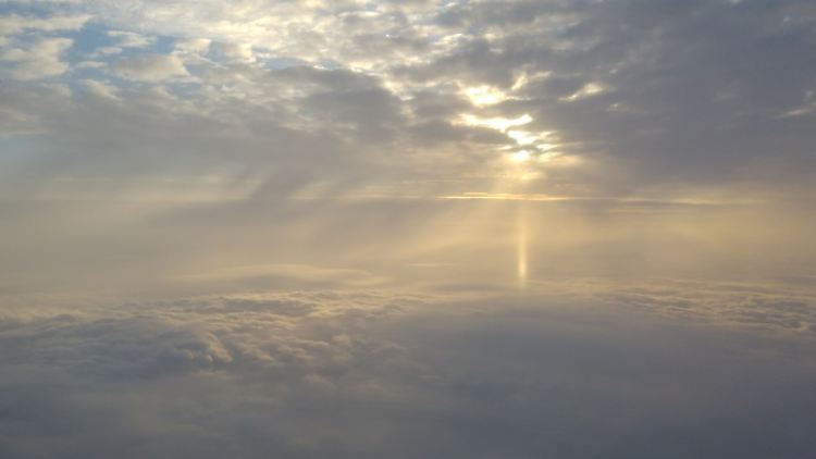 Wolken schirmen die Sonneneinstrahlung von der Erdoberfläche ab und reflektieren sie zum großen Teil ins Weltall. Aber sie reflektieren auch die Wärmestrahlung vom Erdboden, so dass die Atmosphäre erwärmt wird.