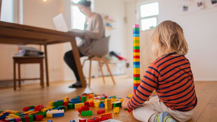 Ein Bild, das viele Eltern aus der Pandemie nur zu gut kennen. Kinderbetreuung daheim und nebenbei noch arbeiten. Vor allem Frauen verschoben ihre Arbeitszeiten daher.