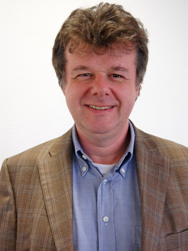 Prof. Dr. Volker Köllner ist Facharzt für Psychosomatische Medizin und behandelt Patienten mit kardiologischen Erkrankungen aufgrund psychischer Belastungen im Rehazentrum Seehof der DRV in Teltow bei Berlin.