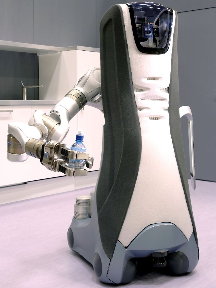 Der Roboter "Care-O-Bot" könnte in Alten- und Pflegeheimen Routineaufgaben übernehmen, zum Beispiel Wasser holen.