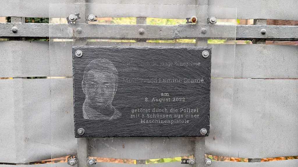Gedenktafel-fuer-den-getoeteten-Jugendlichen-Mouhamed-Drame