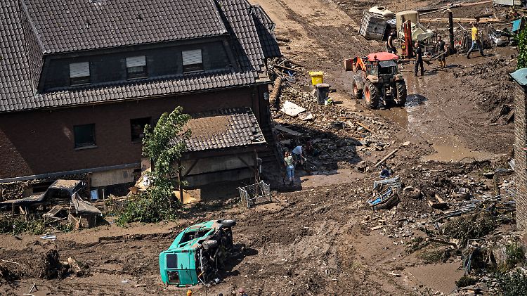 Haus, Habe, Auto - manche Menschen haben in den Fluten fast alles verloren.
