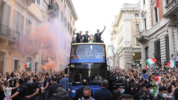 Wilde Party ohne Abstand: Der EM-Bus der italienischen Nationalmannschaft fährt durch Rom.