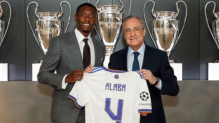 David Alaba präsentiert sein neues Real-Trikot mit Florentino Perez.