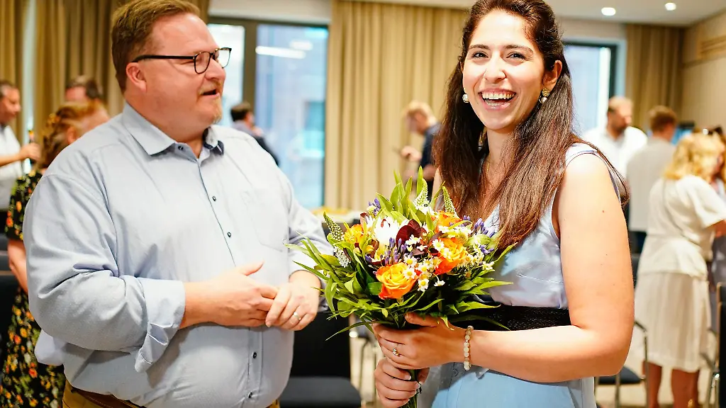 Die-Bundestagsabgeordnete-Melis-Sekmen-bewirbt-sich-als-CDU-Kandidatin-fuer-den-Wahlkreis-Mannheim-fuer-die-Bundestagswahl-hier-mit-dem-CDU-Kreisvorsitzenden-Christian-Hoetting