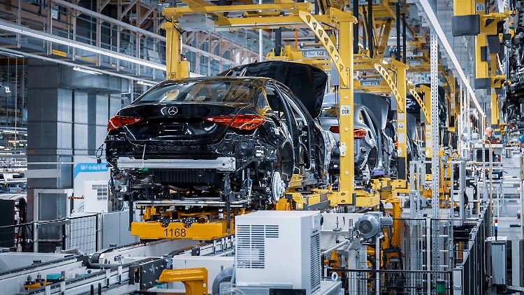 Für Mercedes-Benz sei der Chipmangel besonders herausfordernd, weil keine Marke mehr Technik in ihren Autos habe und in Zukunft noch mehr Chips verbaut würden, erklärt Vorstandschef Ola Källenius.