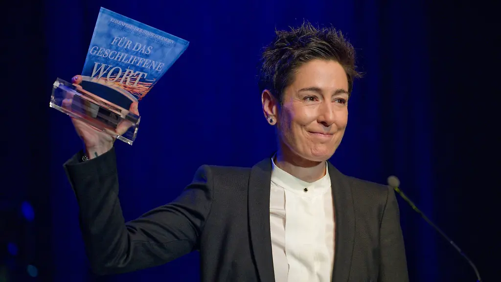 Die-Journalistin-Dunja-Hayali-moderiert-unter-anderem-das-Heute-Journal-im-ZDF-und-ist-auf-Social-Media-aktiv