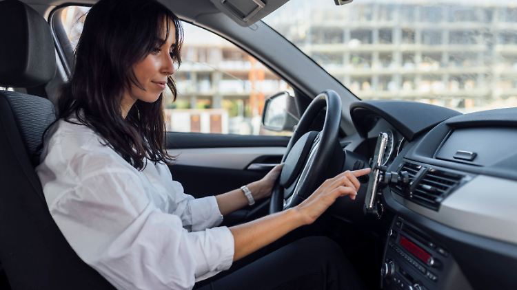 Smartphones können per App alleine oder in Verbindung mit dem Bordsystem des Autos zuverlässig ans Ziel führen.