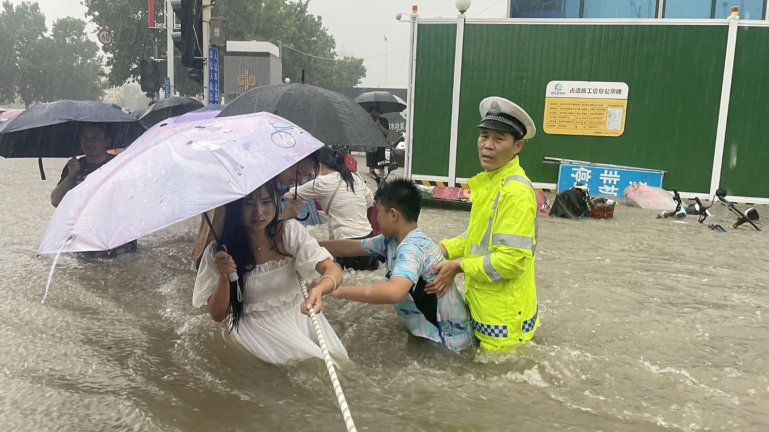 Die heftigsten Regenfälle seit Jahrzehnten überschwemmen Zhengzhou.