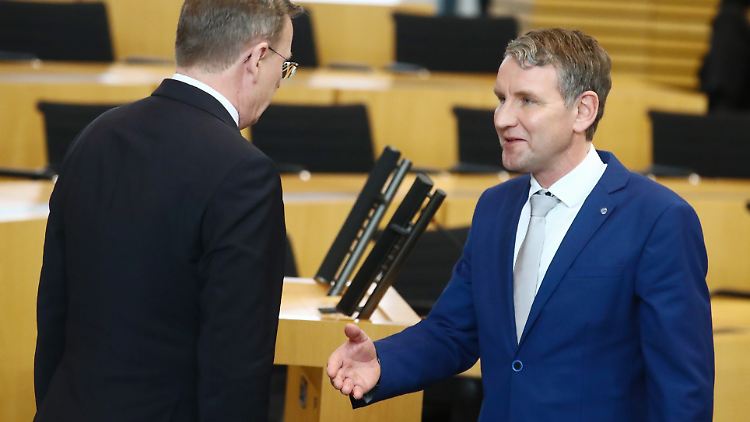 Haben sich nicht viel zu sagen: Nach der Wahl zum Ministerpräsidenten in Thüringen im vergangenen Jahr verweigert Bodo Ramelow (l.) Björn Höcke den Handschlag.