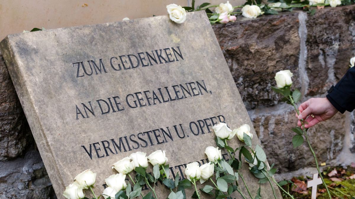 Der Tag: AfD in Leuna gedenkt Soldaten mit NS-Spruch auf Kranz - und ...