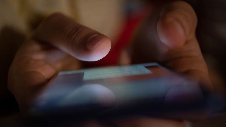 Pegasus ist in der Lage, infiltrierte Mobiltelefone in Echtzeit auszuspähen und die Verschlüsselung von Messenger-Diensten zu umgehen. 