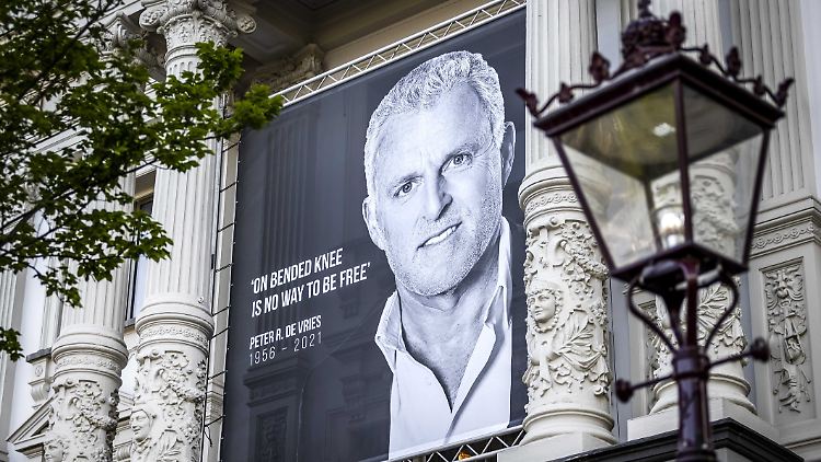 "Auf Knien kann man nicht frei sein" - Das Lebensmotto des Journalisten prangt an der Wand des Theaters neben seinem Foto.