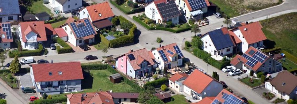 Auf Dächern von Häusern in einer Gemeinde beim Landkreis Heilbronn sind Solaranlagen angebracht. Foto: Uli Deck/dpa/Symbolbild