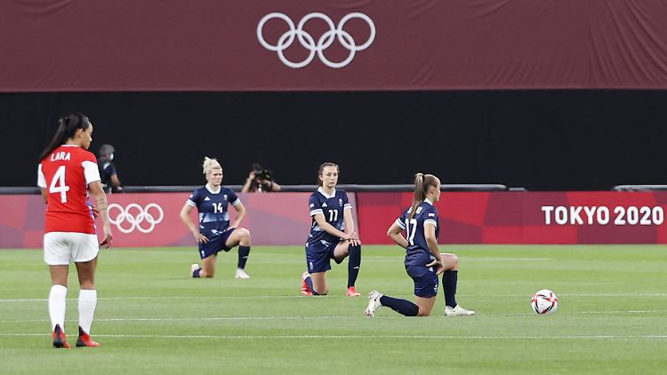Die Fußballerinnen der britischen Auswahl gingen auf die Knie.