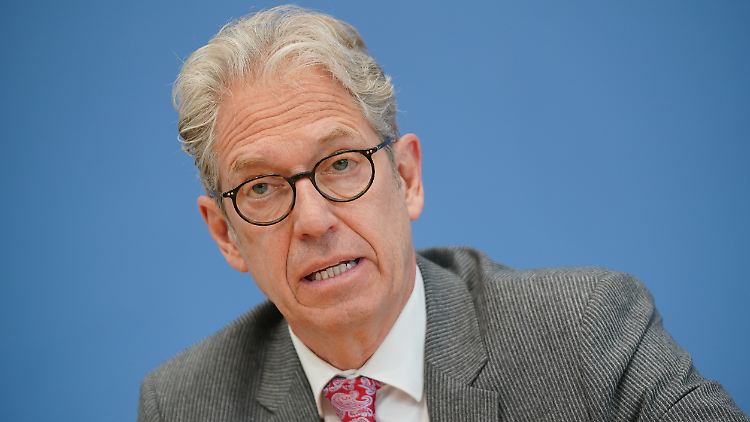 Kassenärzte-Chef Andreas Gassen plädiert dafür, Impfungen in Einzeldosen anzubieten. Dann müsste nicht so viel Impfstoff verfallen. 