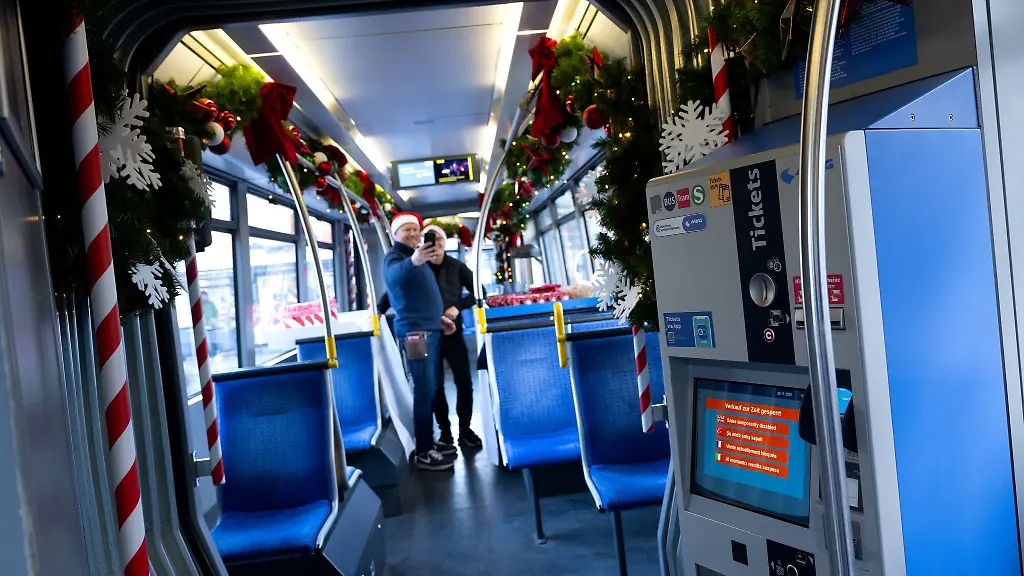 Noch-ist-die-Christkindl-Tram-bis-auf-die-MVG-Mitarbeiter-vor-der-ersten-Fahrt-durch-die-Innenstadt-leer