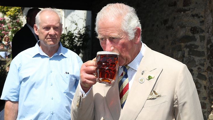 Und Prost! Prinz Charles lässt es sich schmecken.