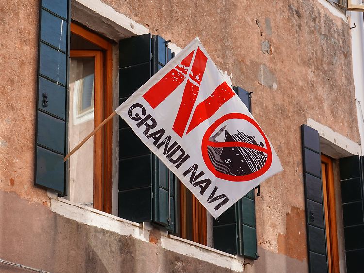 "Keine großen Schiffe": Protest der Bürgerbewegung "No Grandi Navi" gegen Kreuzfahrtschiffe in Venedig.