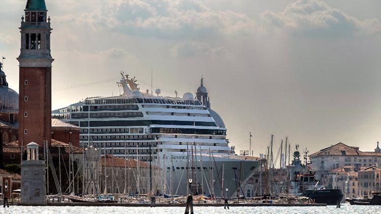So bald nicht mehr: Nach einem Beschluss der Regierung in Rom dürfen große Kreuzfahrtschiffe ab 1. August nicht mehr nach Venedig einfahren.