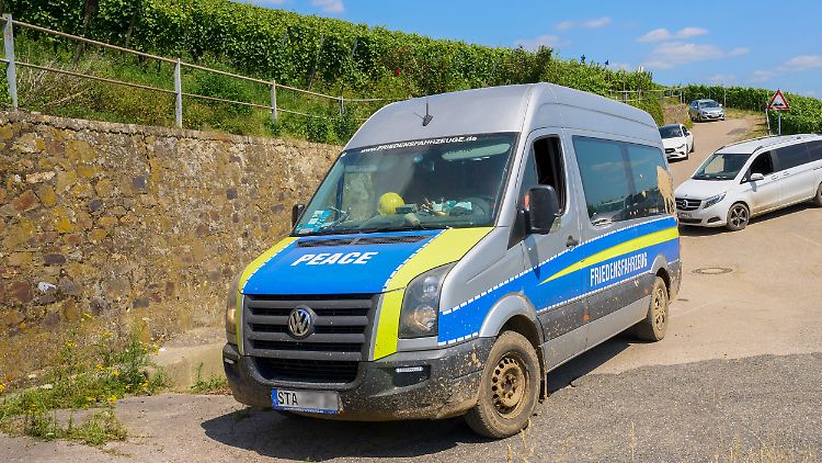 Ein Transporter in Polizeifarben mit der Aufschrift "Friedensfahrzeug" im Katastrophengebiet.
