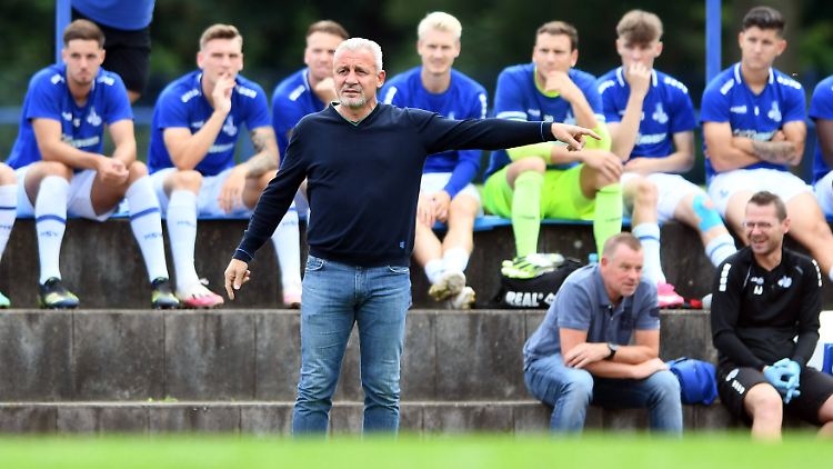 Die Mannschaft von Trainer Pavel Dotchev muss sich isolieren.