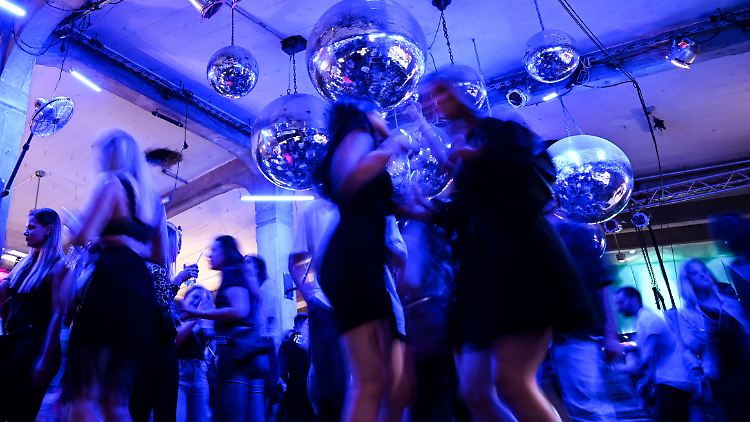 Einige Clubs dürfen schon den Ernstfall proben, aber ist Deutschland schon gut genug gerüstet, um alle Corona-Einschränkungen fallen zu lassen?