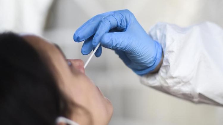 Eine Frau wird auf das Coronavirus getestet. Foto: Kira Hofmann/dpa-Zentralbild/dpa/Symbolbild