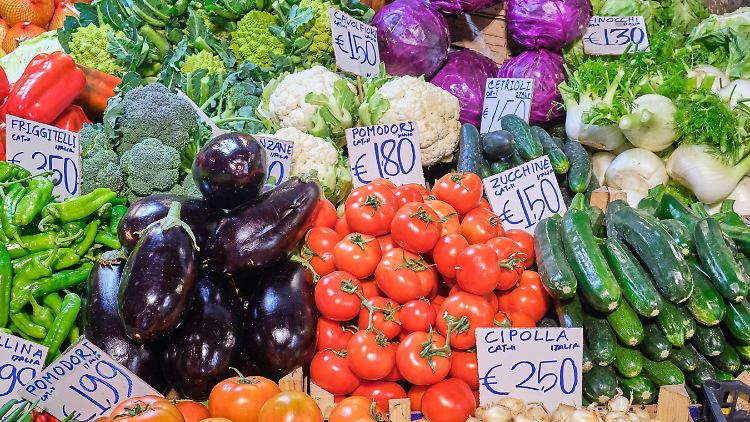 Die mediterrane Küche mit viel Gemüse und Obst wird von den Ernährungsexperten empfohlen - in Kombination mit viel Bewegung und wenig Alkohol helfe das, auch im Alter möglichst gesund zu sein.