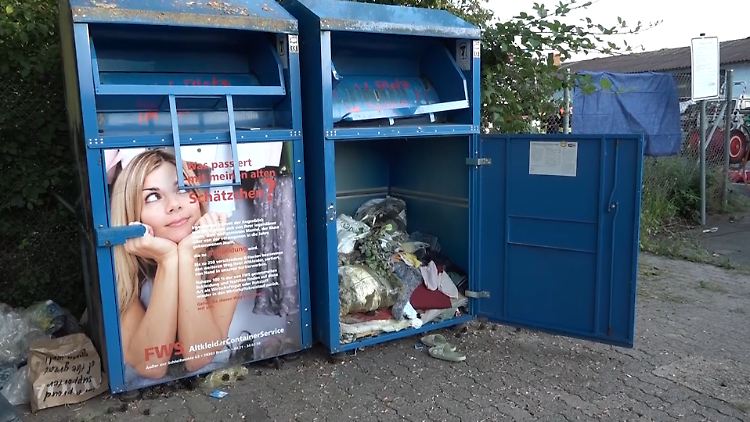 In einem dieser beiden Altkleidercontainer soll die junge Frau von Passantinnen entdeckt worden sein.