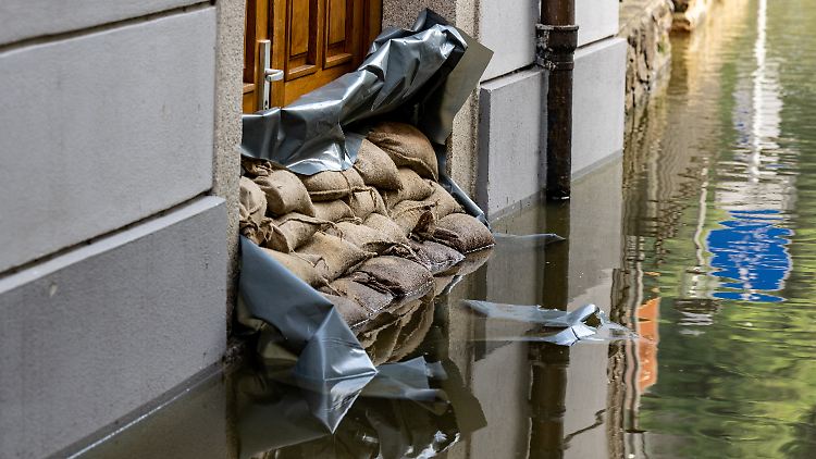 Sandsäcke schützen bei geringen Überschwemmungen das Haus. Wirkungsvoller sind mobile Schutzwände.