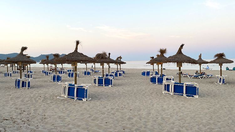 Leere Liegen am Strand von Cala Millor - ein Albtraum für die Tourismusbranche auf Mallorca.