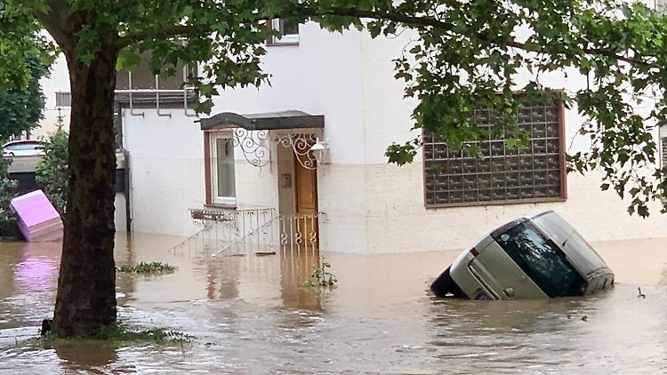 Die Versicherungen hält gegen: Eine Versicherungspflicht könnte Hausbesitzern und Unternehmen den finanziellen Anreiz nehmen, selbst gegen Flut- und Extremwetterrisiken vorzusorgen.