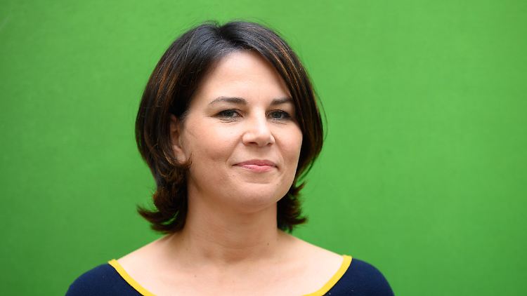 Grünen-Kanzlerkandidatin Baerbock wird drei Mal so oft Opfer rechter Hetze wie CDU-Mitbewerber Laschet.