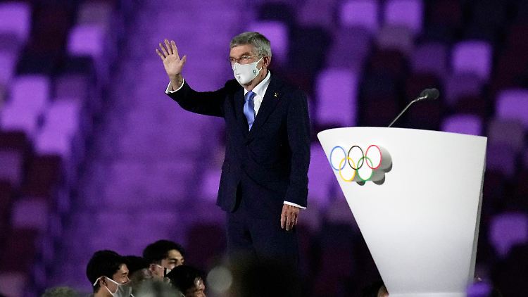 IOC-Präsident Thomas Bach winkt in die Menge. Die ist seinetwegen da. 