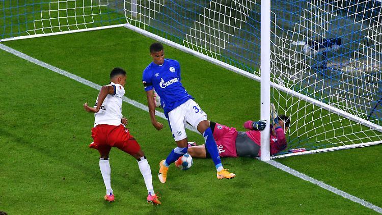 Robin Glatzel trifft doch noch. Michael Langer (liegend) und Malick Thiaw sind nur Zuschauer. 