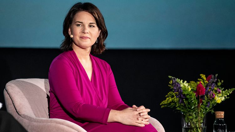 Die grüne Kanzlerkandidatin Annalena Baerbock kritisiert die Steuerpläne von Union und FDP. 
