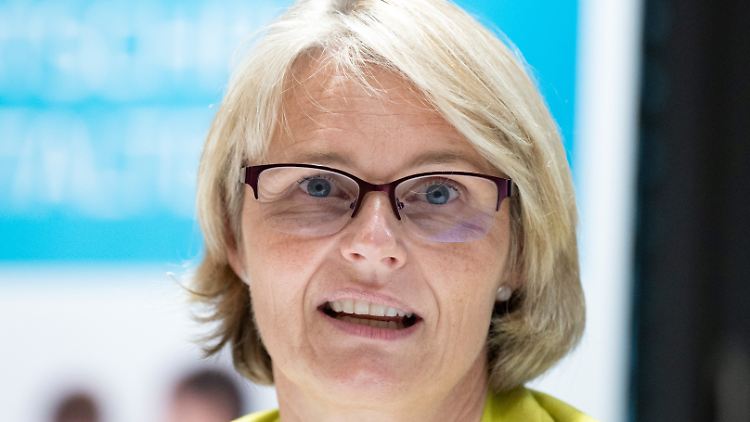 Bildungsministerin Karliczek fordert Erwachsene auf, sich für Kinder und Jugendliche impfen zu lassen. 