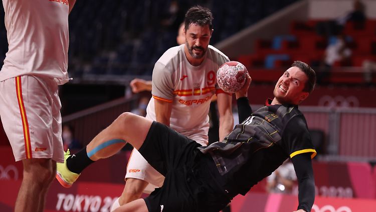 Hendrik Pekeler und das deutsche Team verloren gegen Spanien zum Auftakt in das olympische Turnier.