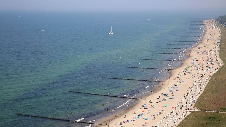 Das abkühlende Bad in der Ostsee könnte für vorbelastete Schwimmer gefährlich werden.