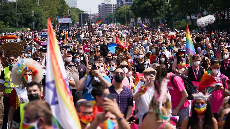 Die Polizei erwartet bis zu 20.000 Teilnehmer und Teilnehmerinnen bei der diesjährigen Parade in Berlin.